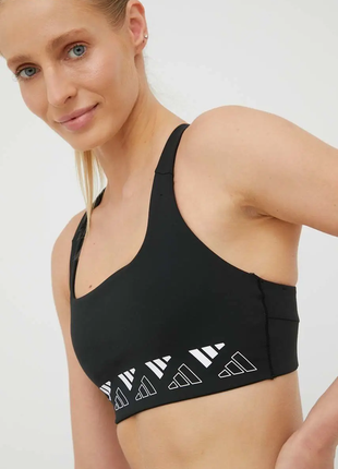 Еластичний спортивний топ від adidas
