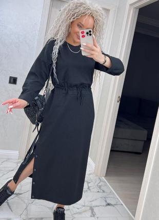 Женское платье черное длинное макси оверсайз с кулиской на талии приталенное трикотажное из трикотажа джерси с разрезом на ножке закрытое