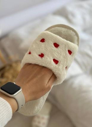 Домашні білі капці з відкритим носком ❤️ білі тапки з червоними сердечками ❤️ жіночі тапки