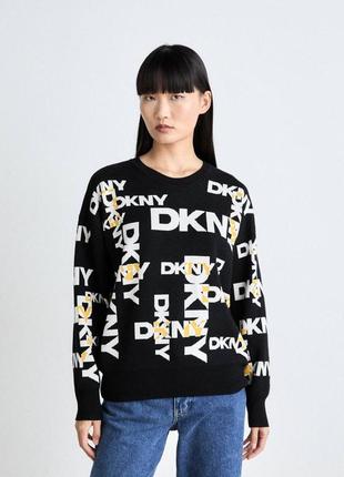 Светр з літерами dkny