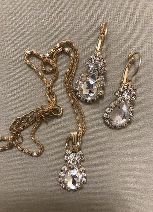 Красивий комплект з кристалами