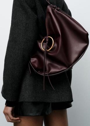 Сумка-мешок на плечо с металлической деталью zara