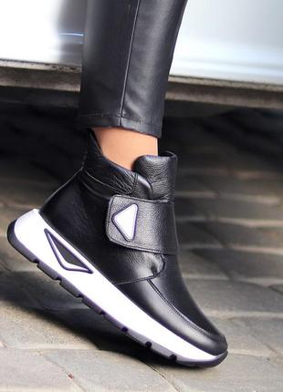 Жіночі зимові спортивні черевики хайтопи кросівки на липучці, натуральна шкіра чорні на білій підошві 15692