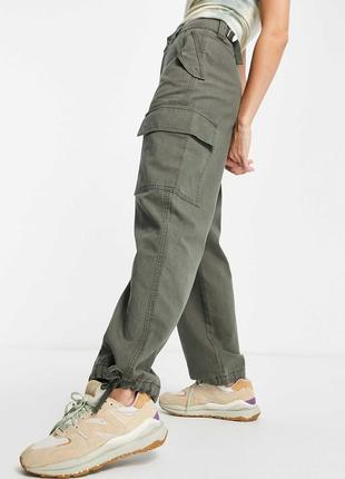 Брюки карго цвета хаки с карманами asos design