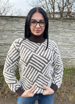 Женский теплый свитер с горлом на зиму
