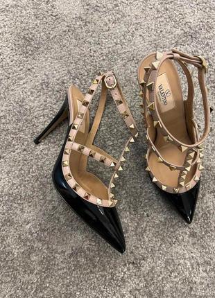 Босоножки с шипами valentino