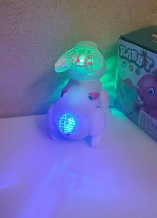 Кролик на батт-ке., муз., свет., походит,2 цвета 2