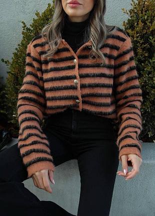 Жіночий кардиган у смужку
