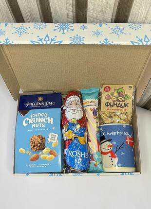 Детский новогодний подарочный бокс с чашкой, шоколадным сантой и сладостями