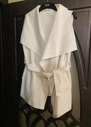 Класна жилетка, в білому кольорі, нереально гарна, від бренду: f&f 🫶