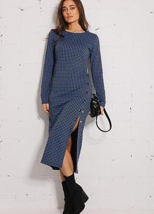 Трикотажное платье миди с высоким разрезом на кнопках синяя в гусиные лапки