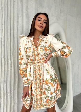 Красивое яркое платье с цветочным принтом в насыщенном сочетании цветов