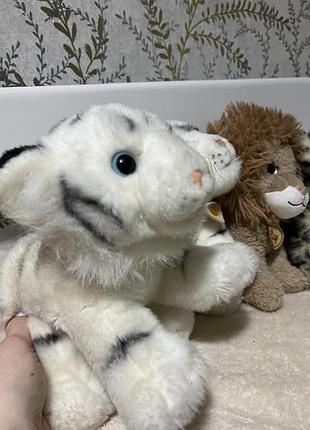 Мягкие игрушки:тигри, лев
