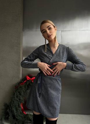 Яскрава сукня на запах з поясом