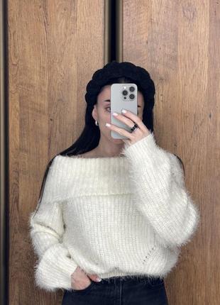 Свитер молочный белый с открытыми плечами