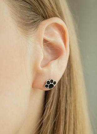 Серебряные серьги пусеты лапки с черной эмалью