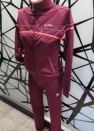 Оригинальный спортиный костюм adidas цвета марсала 44-46