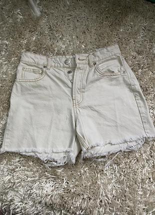 Білі молочные шорты джинсовые на высокой посадке размер с zara
