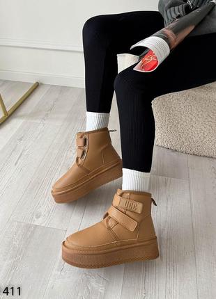 Бежеві шкіряні угги на липучках