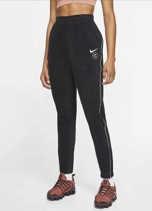 Штани nike roshe one moire navy black dress pants
оригінал 100%
артикул сd9173-010
размер м