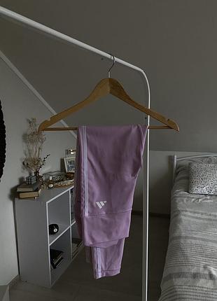 Спортивные женские фиолетовые лосины adidas