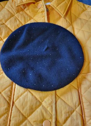 Берет с камушками