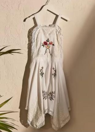 Платье вышитое