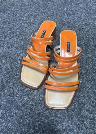 Шкіряні стильні босоніжки від bally👌