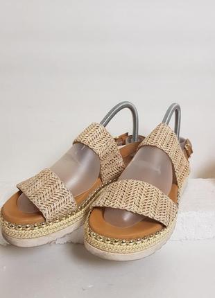 Эффектные красивые золотистые сандалии босоножки на платформе catwalk 395 фото