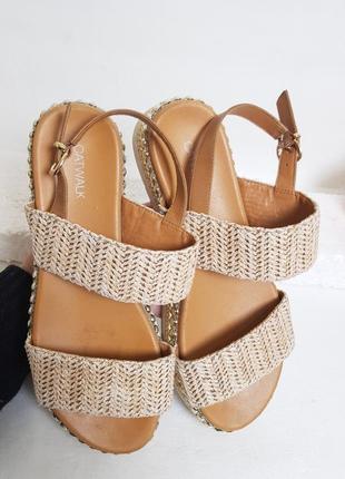 Эффектные красивые золотистые сандалии босоножки на платформе catwalk 398 фото