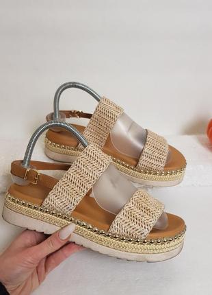 Эффектные красивые золотистые сандалии босоножки на платформе catwalk 393 фото