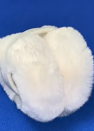 Меховые наушники.