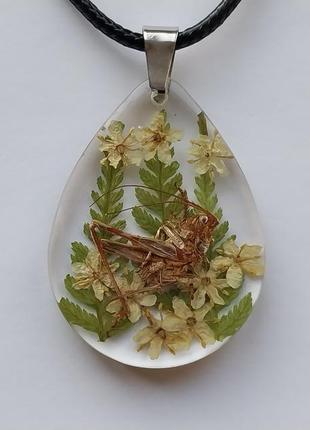 Кулон кузнечик, кулон с настоящим кузнечиком и сухими растениями
