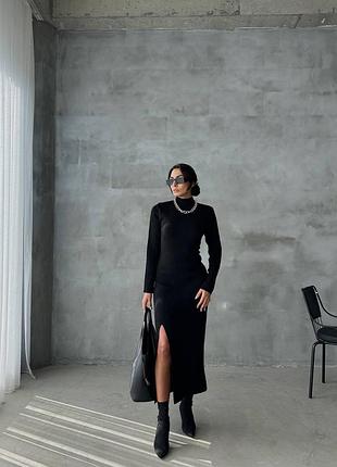 Трикотажное длинное платье - это изысканное сочетание комфорта и стиля.