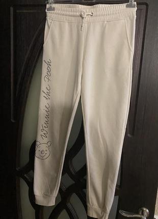 Класні базові, штани, на байці, в білому кольорі, з боку з гарним принтом вінні пуха, від бренду: primark🫶