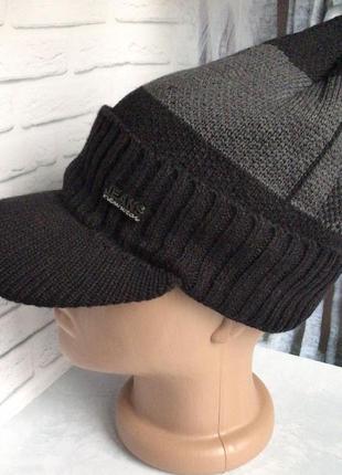 Чоловіча трикотажна утеплена шапка на хутрі, з козирком