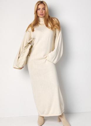 Довга в’язана сукня прямого крою