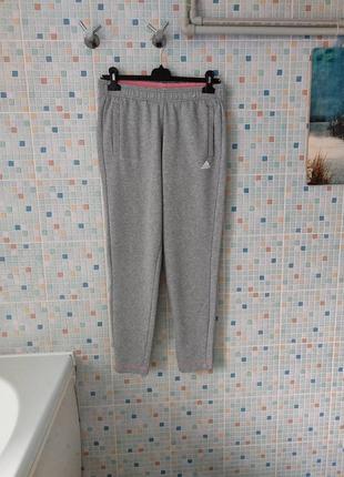 Спортивные штаны adidas.