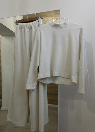 Вʼязаний костюм в рубчик