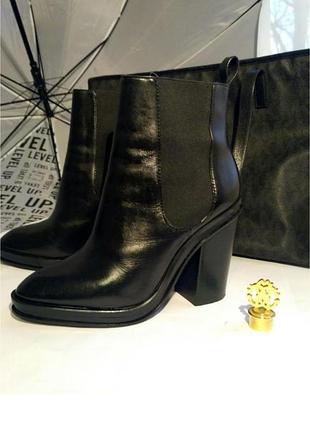 Отличные ботинки, челси на каблуках