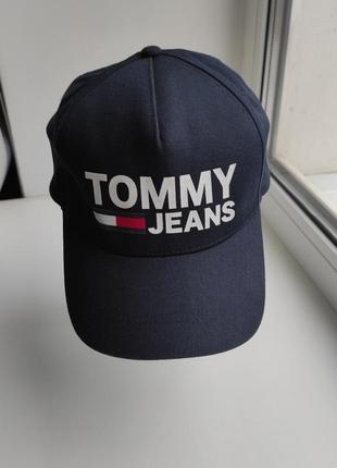 Бейсболка кепка tommy jeans.