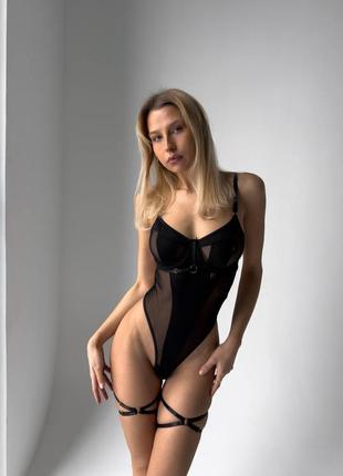 Неперевершене білизняне боді, чорного кольору з гартерами