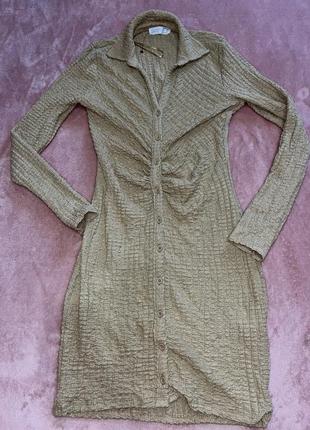 Бежева сукня з жатого матеріалу