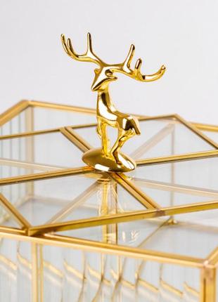 Эта уникальная шкатулка в форме прямоугольника, выполнена из стекла с металлическим каркасом золотой олень,