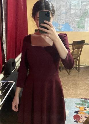 Коротка бордова сукня
