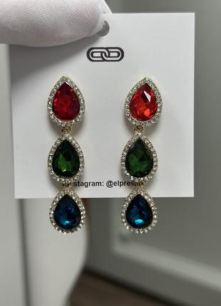Серьги стразы вечерние длинные новогодние с каменями праздничные золотистые красные зеленые синие