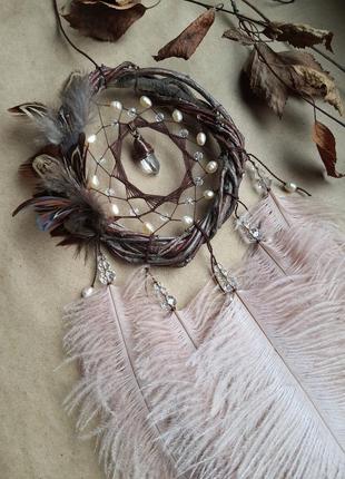 Ловец снов с жемчужинами и перьями страуса