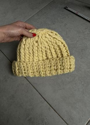 Стильна жовта в'язана шапка об'ємна в'язка