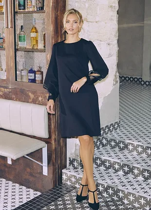 Черное платье прямого кроя с пышными рукавами