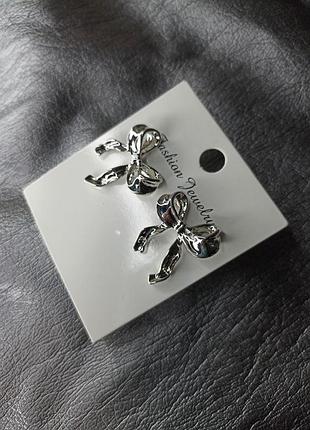 Женские серьги-гвоздики серебряного цвета с бантом